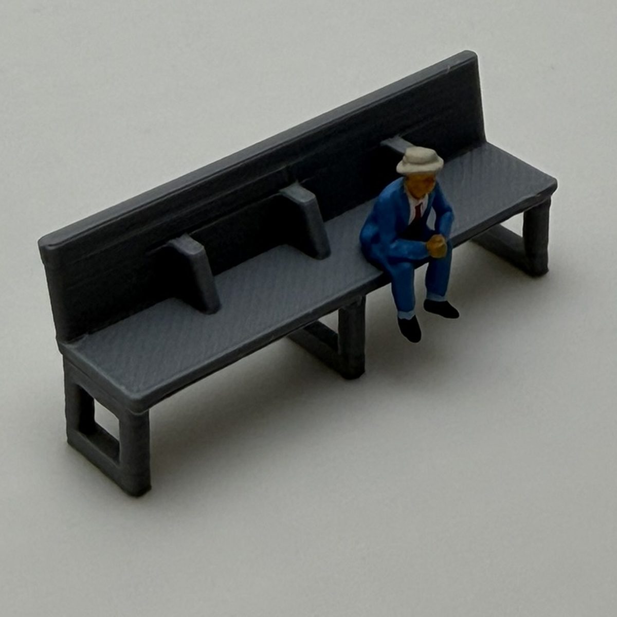 Modern Bench, 4-Seat, O Scale — photo 1