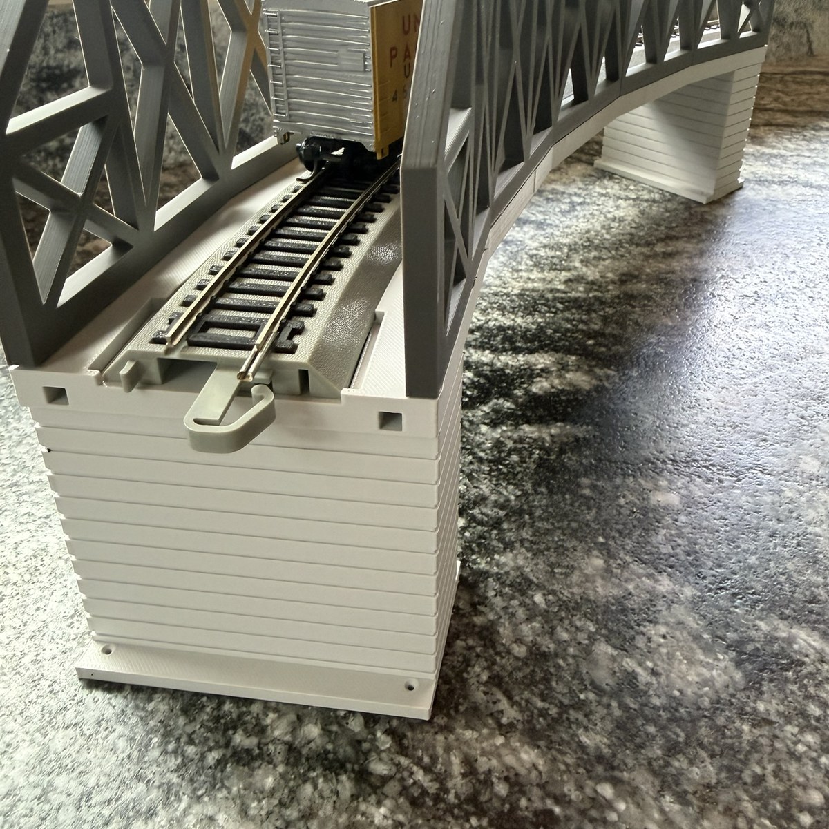 Modular Bridge, X-Beam Single Track Curved 22 in / 45°, for Bachmann E-Z Track — photo 1