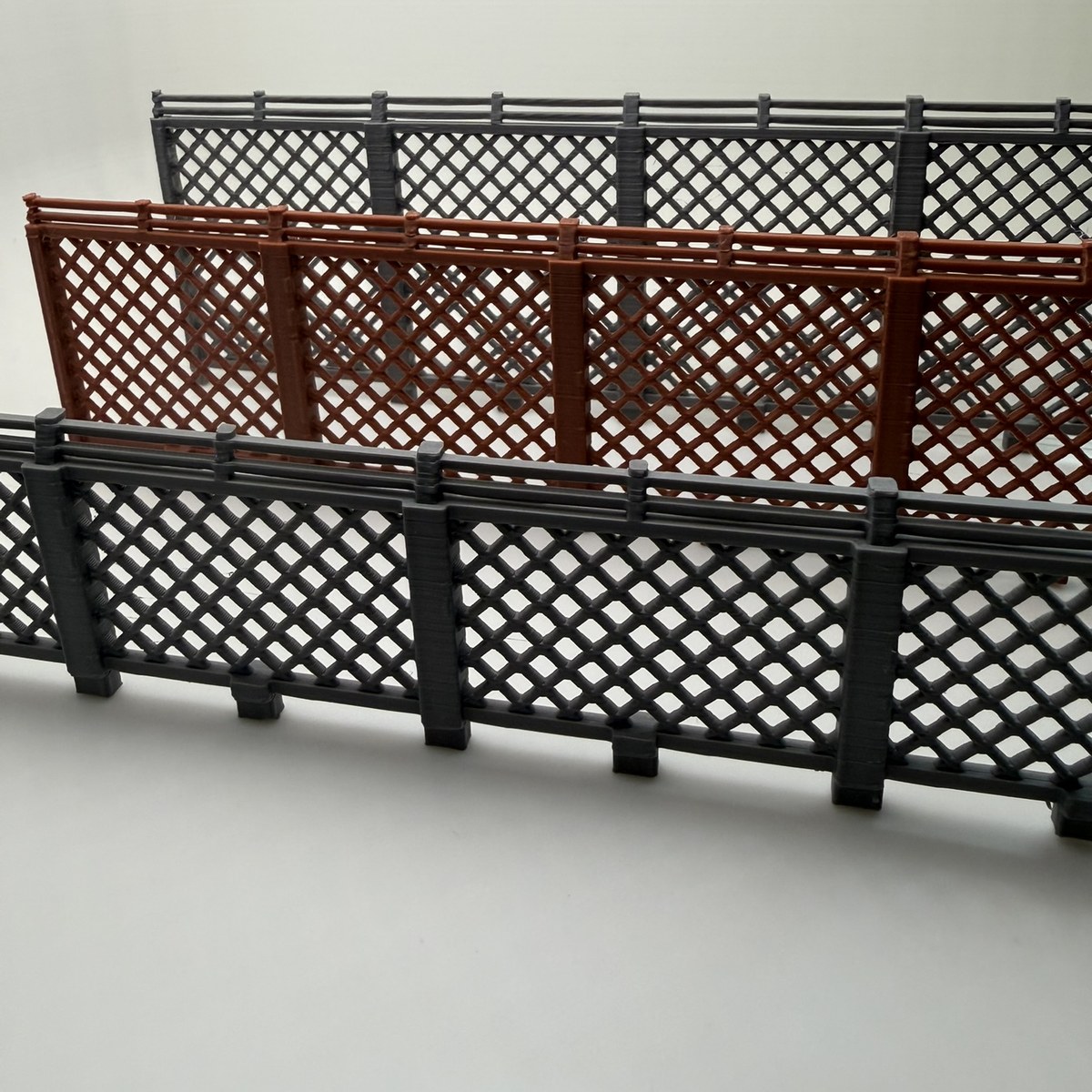 Diamond Fence with Barbed Wire, O Scale — photo 1