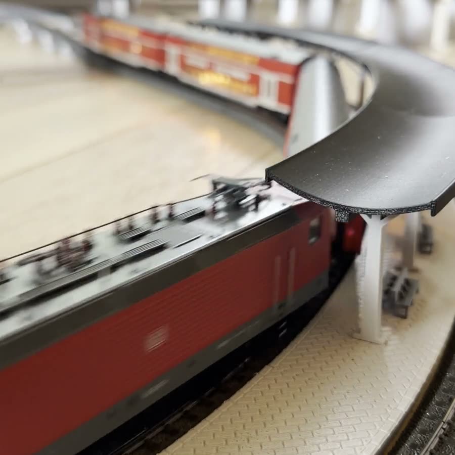 Video: train arriving at the curved station