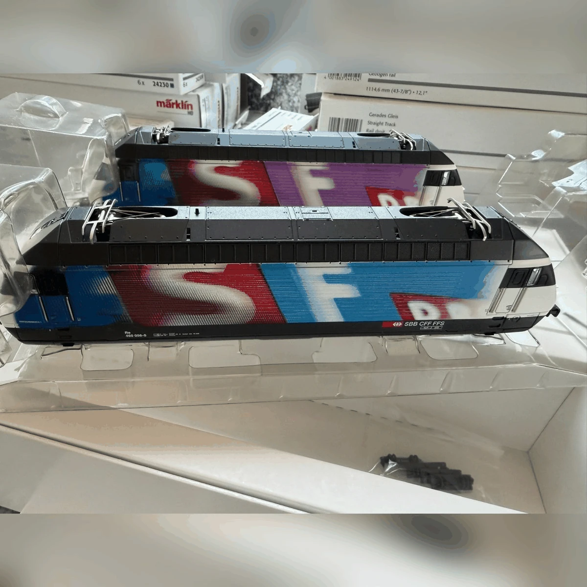 Märklin 34618 - SBB Re 460 Double Locomotive Set, "Swiss Television" (Delta digital)