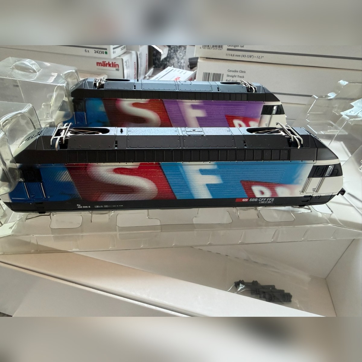 Märklin 34618 - SBB Re 460 Double Locomotive Set, "Swiss Television" (Delta digital) — photo 1