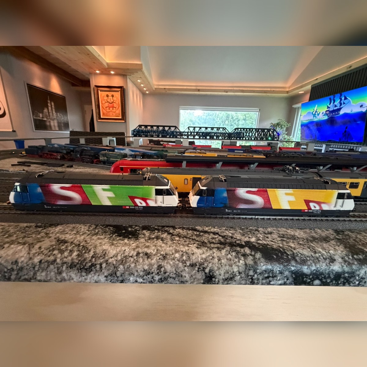 Märklin 34618 - SBB Re 460 Double Locomotive Set, "Swiss Television" (Delta digital) — photo 3