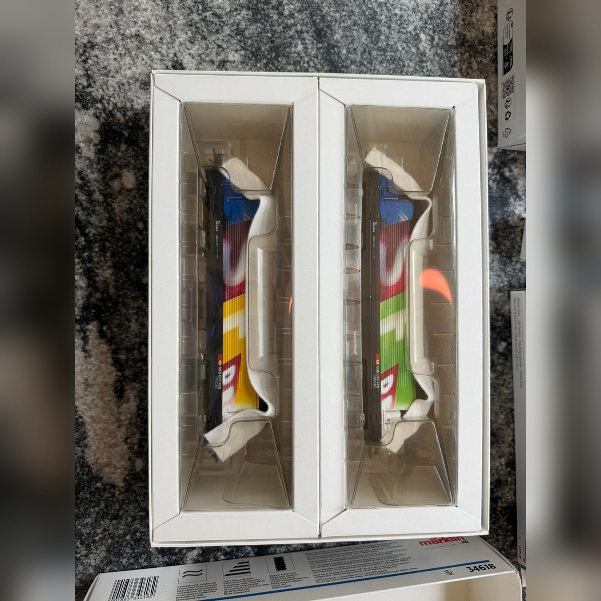 Märklin 34618 - SBB Re 460 Double Locomotive Set, "Swiss Television" (Delta digital) — photo 4