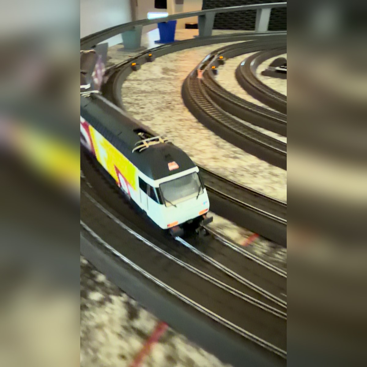 Märklin 34618 - SBB Re 460 Double Locomotive Set, "Swiss Television" (Delta digital) — photo 5