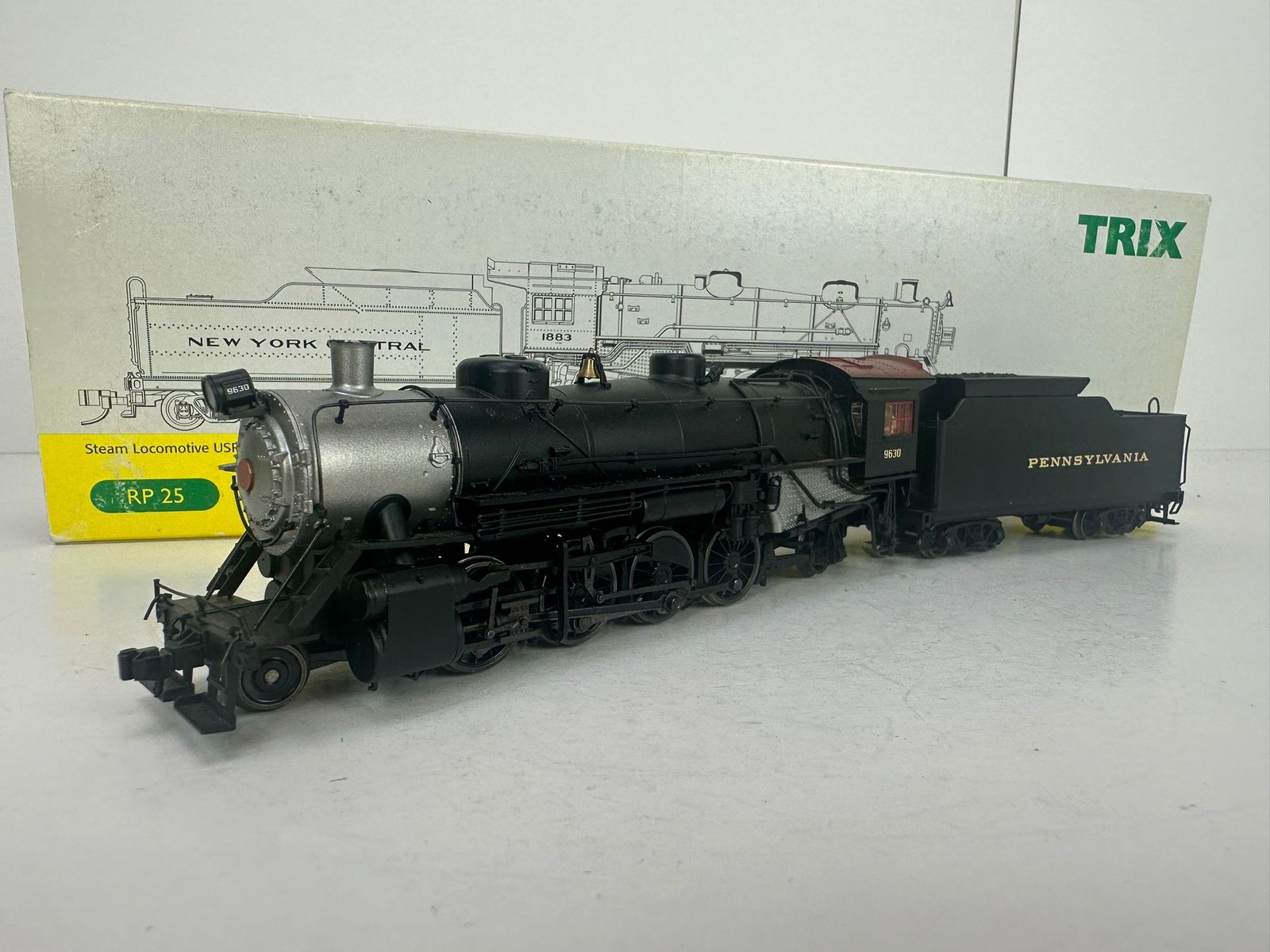 Trix 22802 - Light Mikado 2-8-2 Steam Locomotive with Tender (for Märklin AC) — photo 4